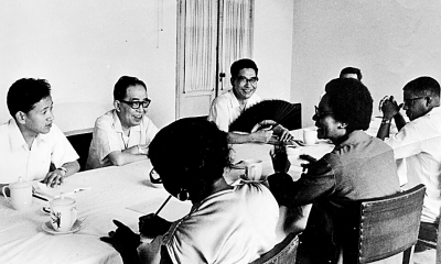　　1979年7月26日，杨西光（左二）在光明日报三楼会议室接待圭亚那新闻团。.jpg