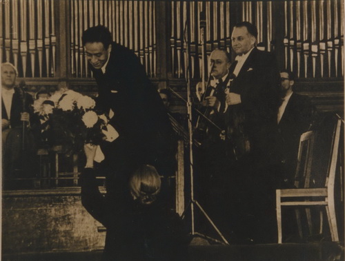 1958年，在莫斯科音乐学院音乐部，黄贻钧指挥苏联国家交响乐团。.jpg
