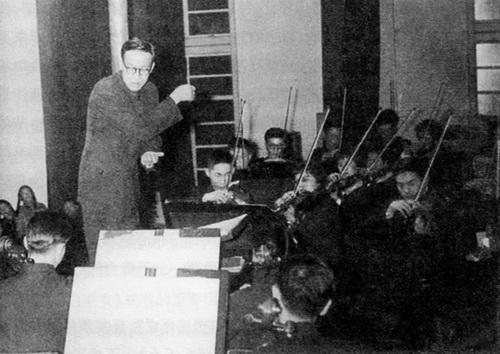 黄贻钧大师在上音大礼堂“毕业汇报音乐会”上指挥管弦乐班学生乐队（1964年）.jpg