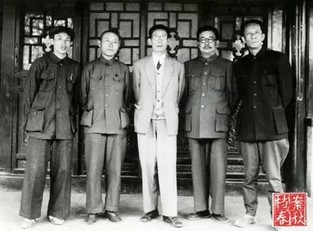 　　1949年5月初，夏衍从香港北上，在北平李克农家的合影。左起：钱筱璋、阿英、夏衍、李克农、袁牧之（沈芸女士提供）.jpg
