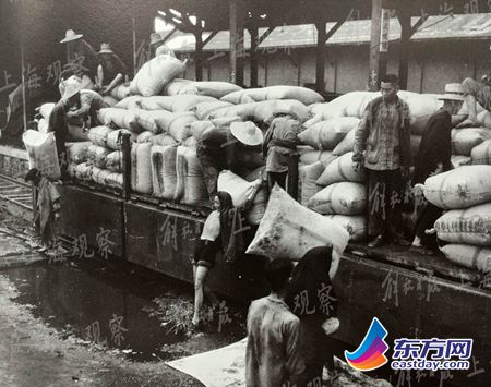　　1949年7月10日，首批700吨东北大豆由天津运抵上海麦根路火车站。解放日报资料图片.jpg