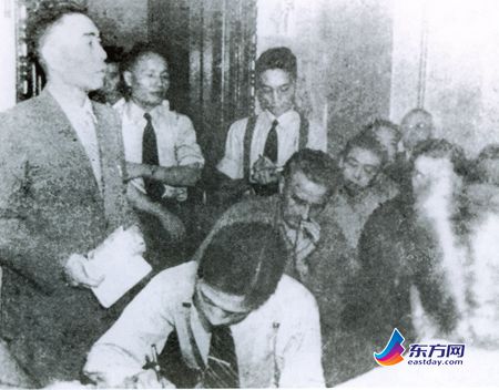 　　1946年在南京梅园新村中共代表团工作时，范长江（左二）随周恩来（左一）举行记者招待会。.jpg