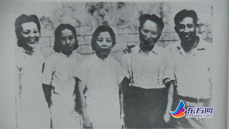 　　1946年在南京梅园新村，邓颖超与廖承志（右一）、范长江（右二）、曾宪植（右四）、经普椿（右五）合影。.jpg