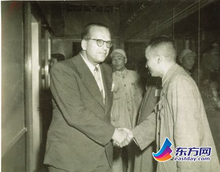 　　1949年5月—10月，范长江在担任《解放日报》社长兼总编辑期间接见外宾。上海档案馆提供.jpg