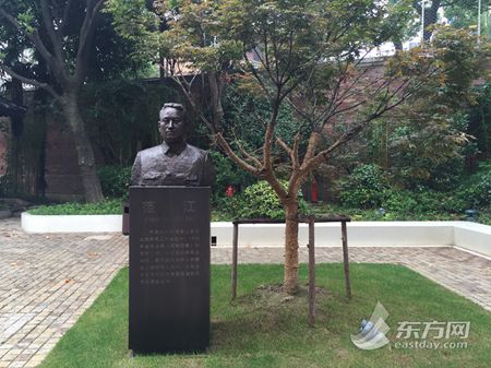 　　延安中路816号，解放日报社内的范长江铜像。.jpg