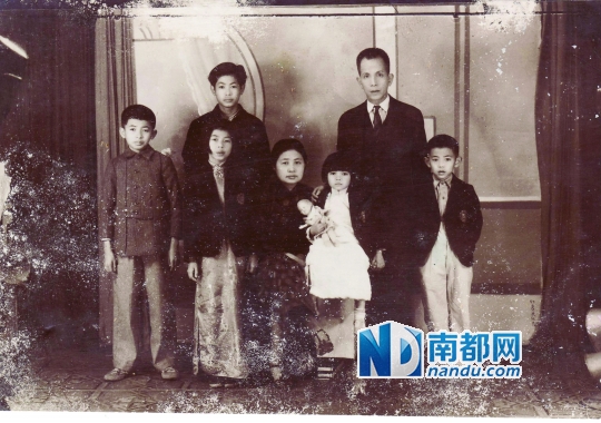 　　20世纪40年代袁振英夫妇与5个子女拍摄的全家福。南都记者贺蓓翻拍.jpg
