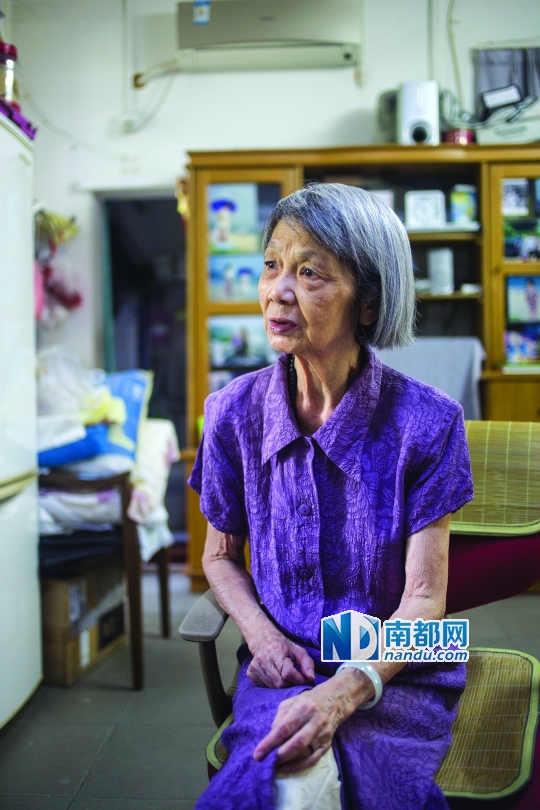 　　日前，袁昌淑向记者讲述其父袁振英的故事。南都记者林宏贤摄.jpg